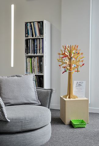Biblioteca moderna. Cartile integrate in decorul camerei