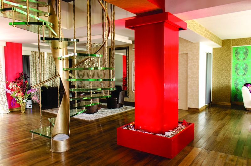 Coloană de apă pe un stâlp interior de susținere. Foto: www.bluconcept.ro