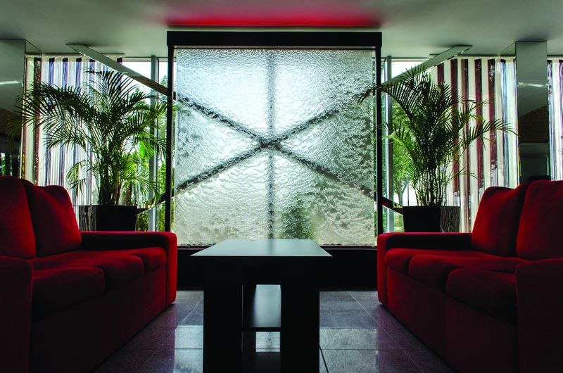 Cascada „Pânza de apă”, realizata din oțel inoxidabil, panou din țesătură metalică inoxidabilă, marmură decorativă rotunjită. Foto: www.bluconcept.ro