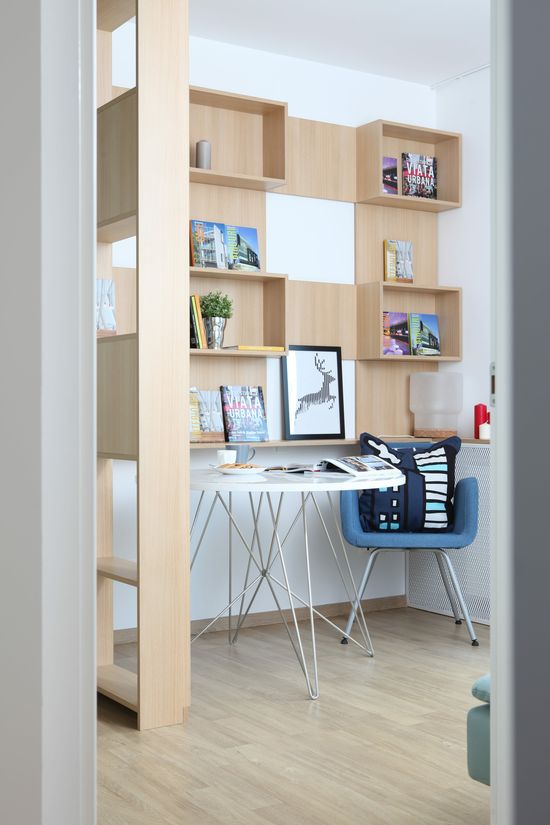 În fața canapelei din birou a fost delimitat un spațiu de lucru, compus din masa de la ioooi.ro, biblioteca multifuncțională realizată la comandă prin Delta Studio și scaunul de la IKEA. Foto: Sorin Iacob