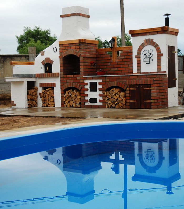Bucatarie de vara langa piscina